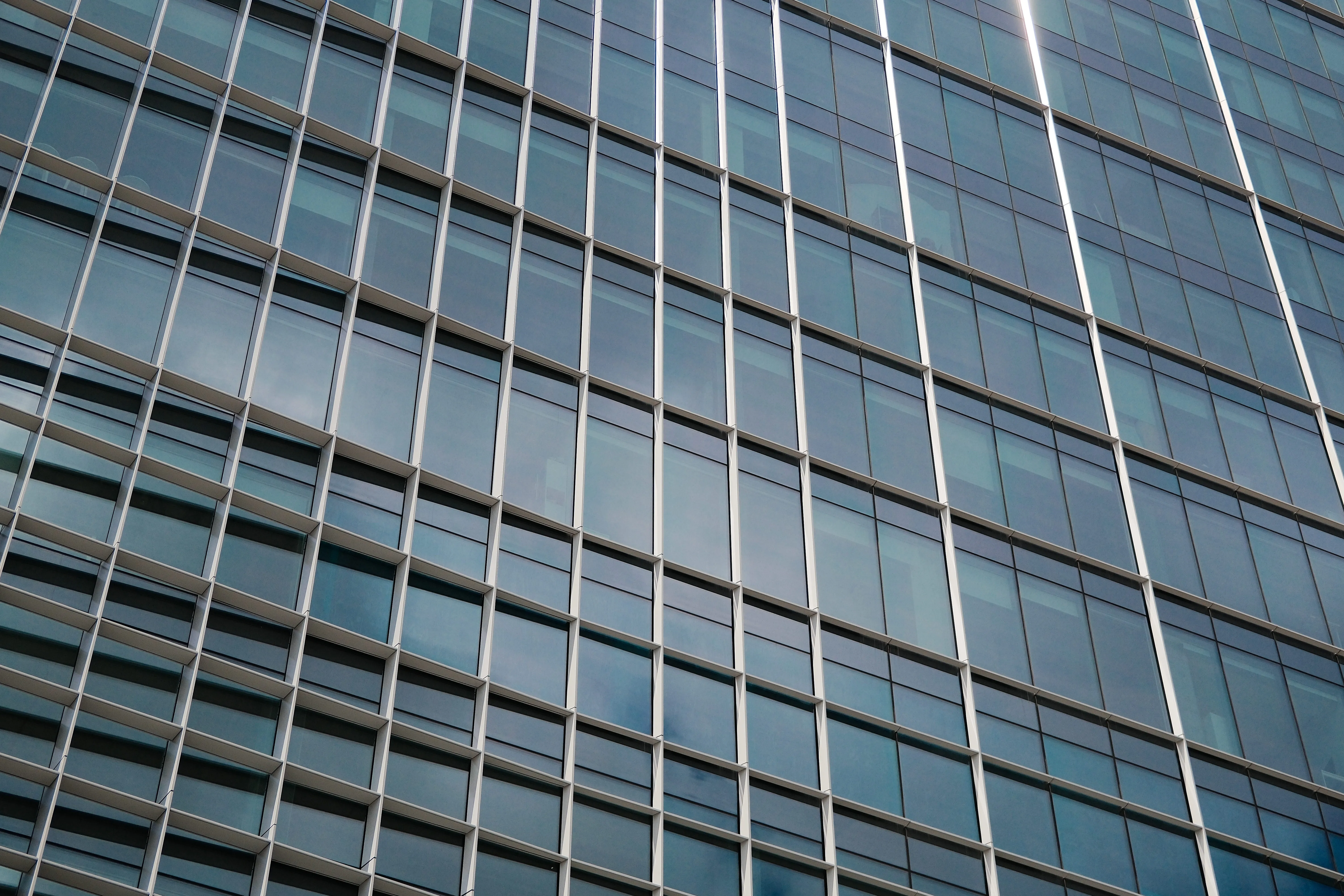 Interfejs systemu KSeF na ekranie laptopa w nowoczesnym biurze